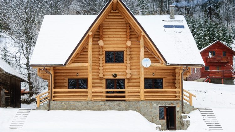 Cabană de lemn din bușteni necalibrați